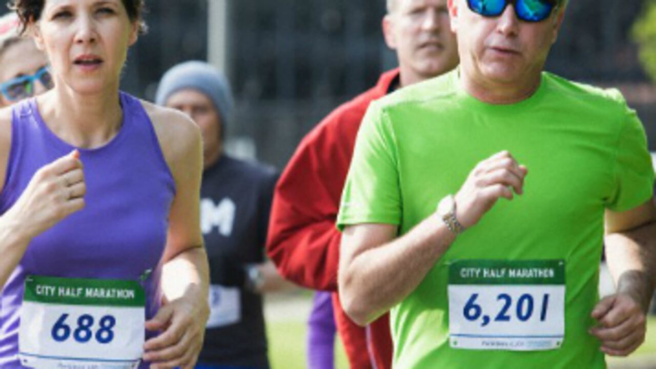 Cuando realice ejercicios de fortalecimiento incluya el mayor número de grupos musculares.