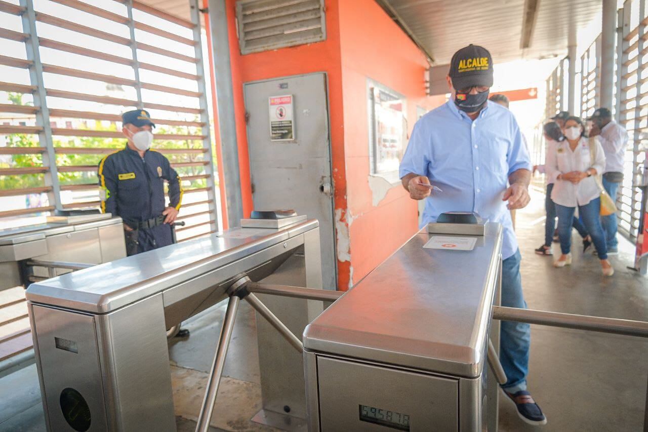 El alcalde William Dau, en su recorrido por una estación de Transcaribe.