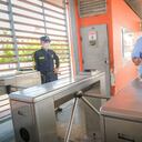 El alcalde William Dau, en su recorrido por una estación de Transcaribe.