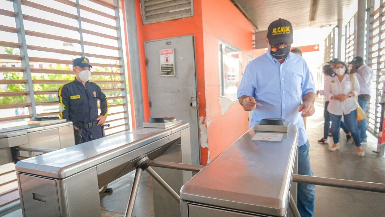 El alcalde William Dau, en su recorrido por una estación de Transcaribe.