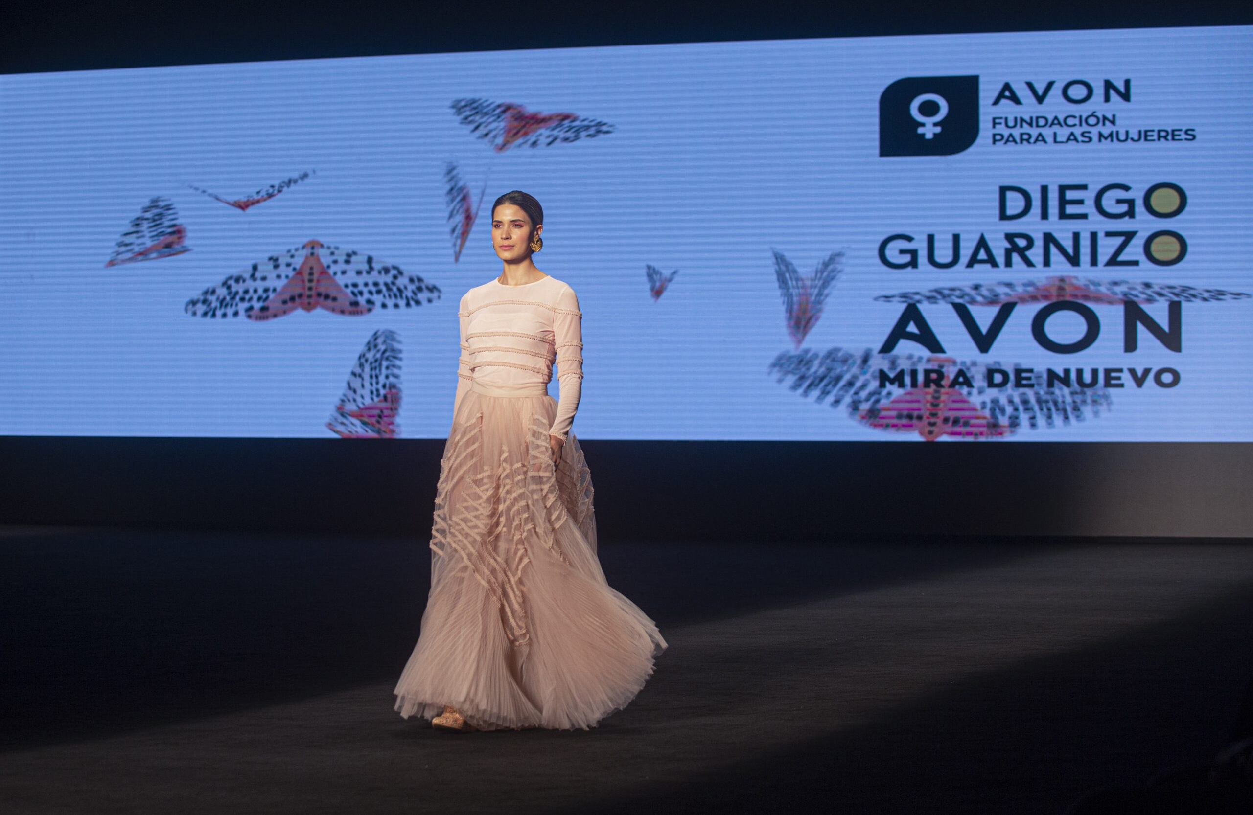 Volumen y transparencia. El tolimense Diego Guarnizo fue el encargado de abrir la pasarela de Colombiamoda con una colección en la que las faldas amplias se mezclaron con cinturas ceñidas y con un magistral juego entre transparencias y bloques de color. Como es costumbre en el trabajo del creador, los tejidos y los guiños artesanales también se hicieron presentes.