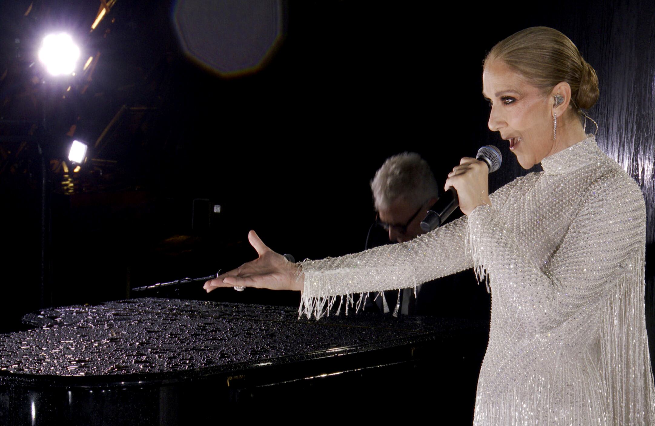 Celine Dion actuando en la Torre Eiffel durante la ceremonia de apertura de los Juegos Olímpicos 2024 en París, Francia.