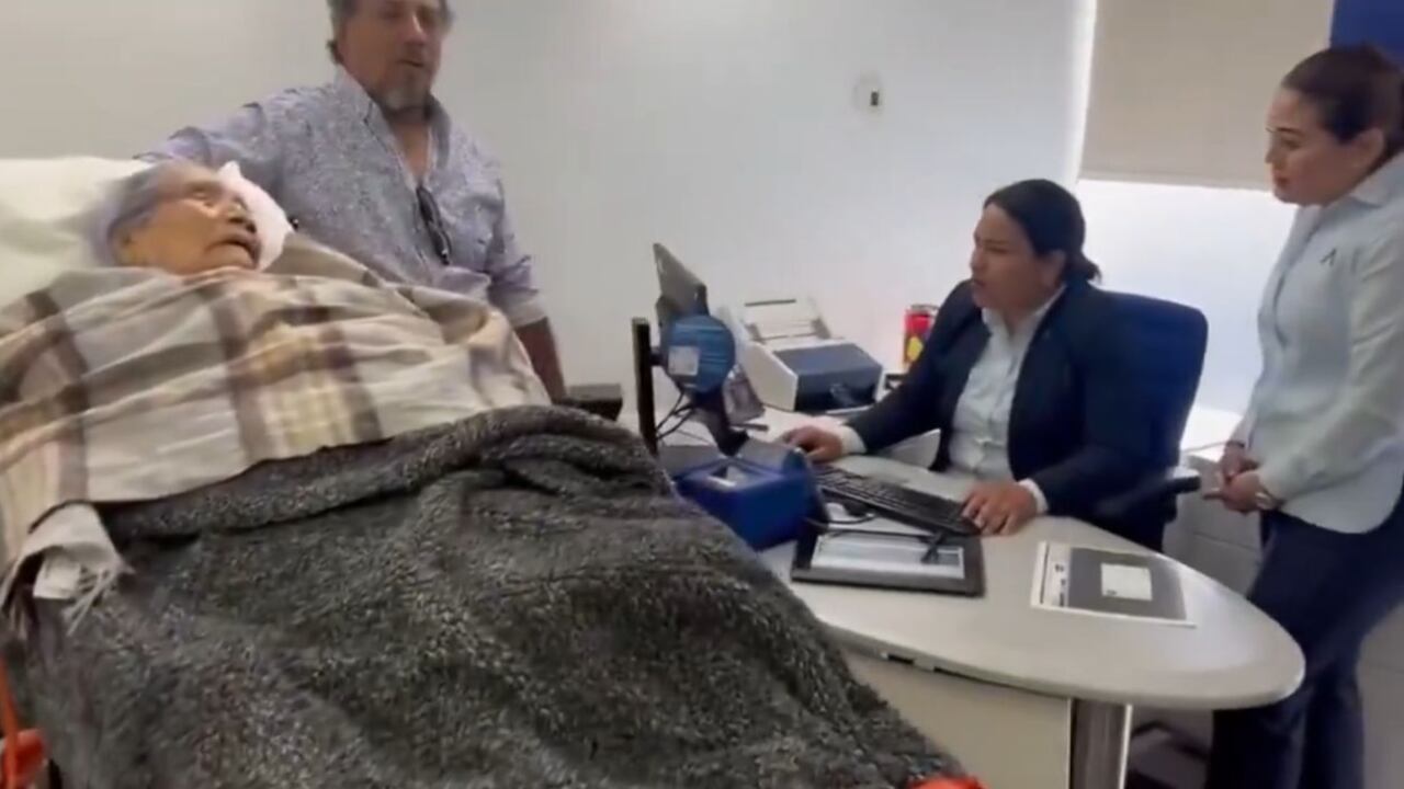 La mujer llegó acomapañada de su familia