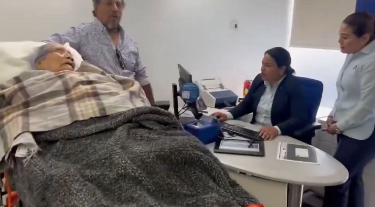 La mujer llegó acomapañada de su familia