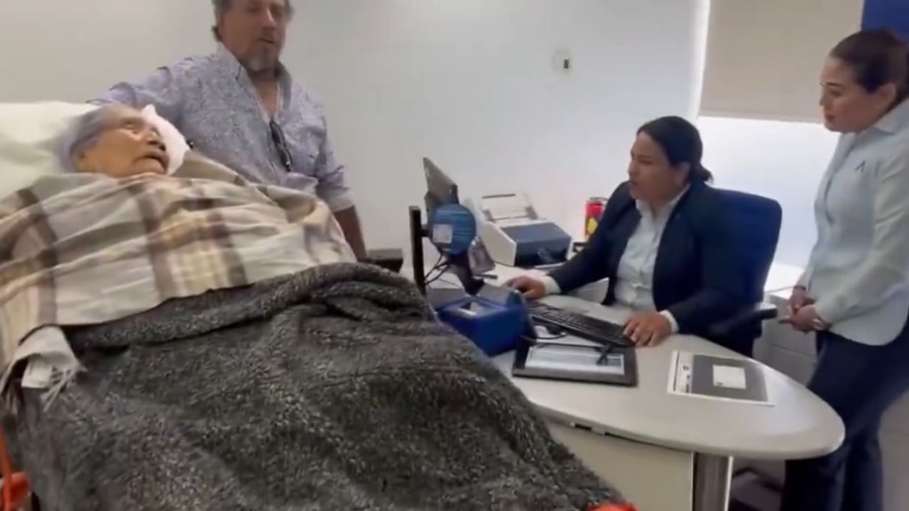 La mujer llegó acomapañada de su familia