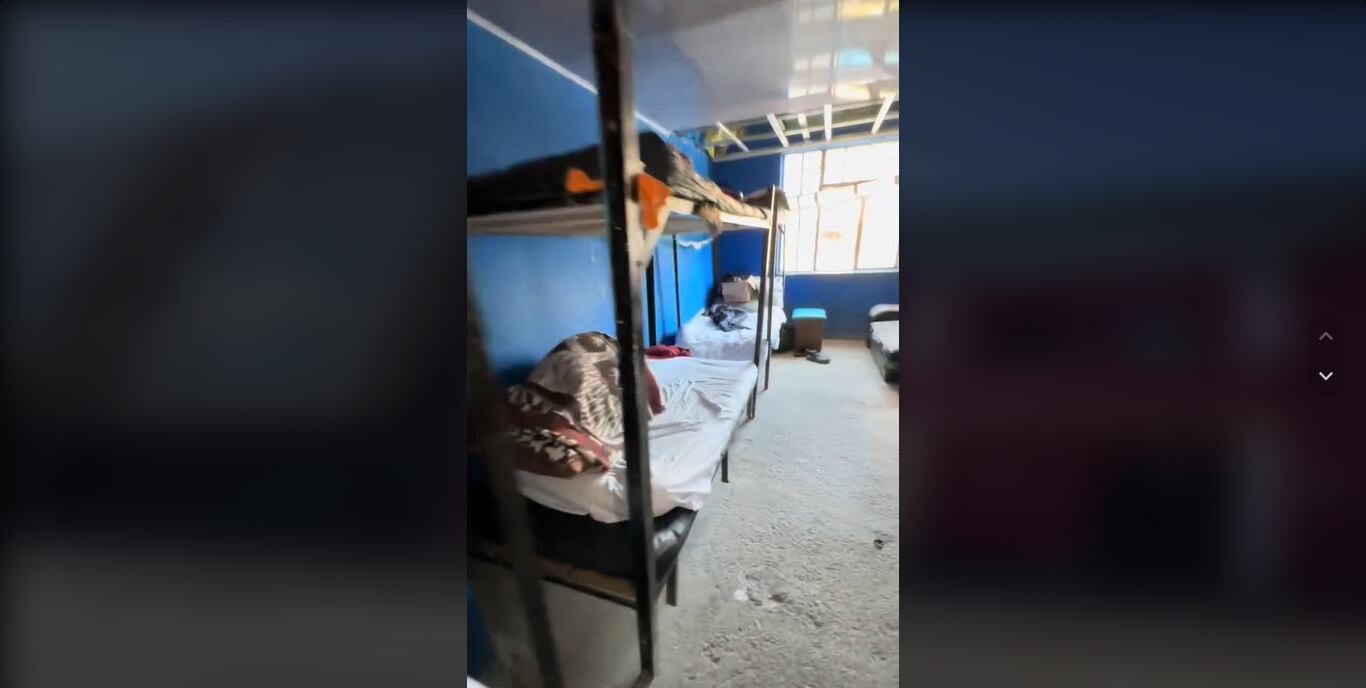 Las habitaciones cuentan con al menos cinco camas, una sábana y un colchón.