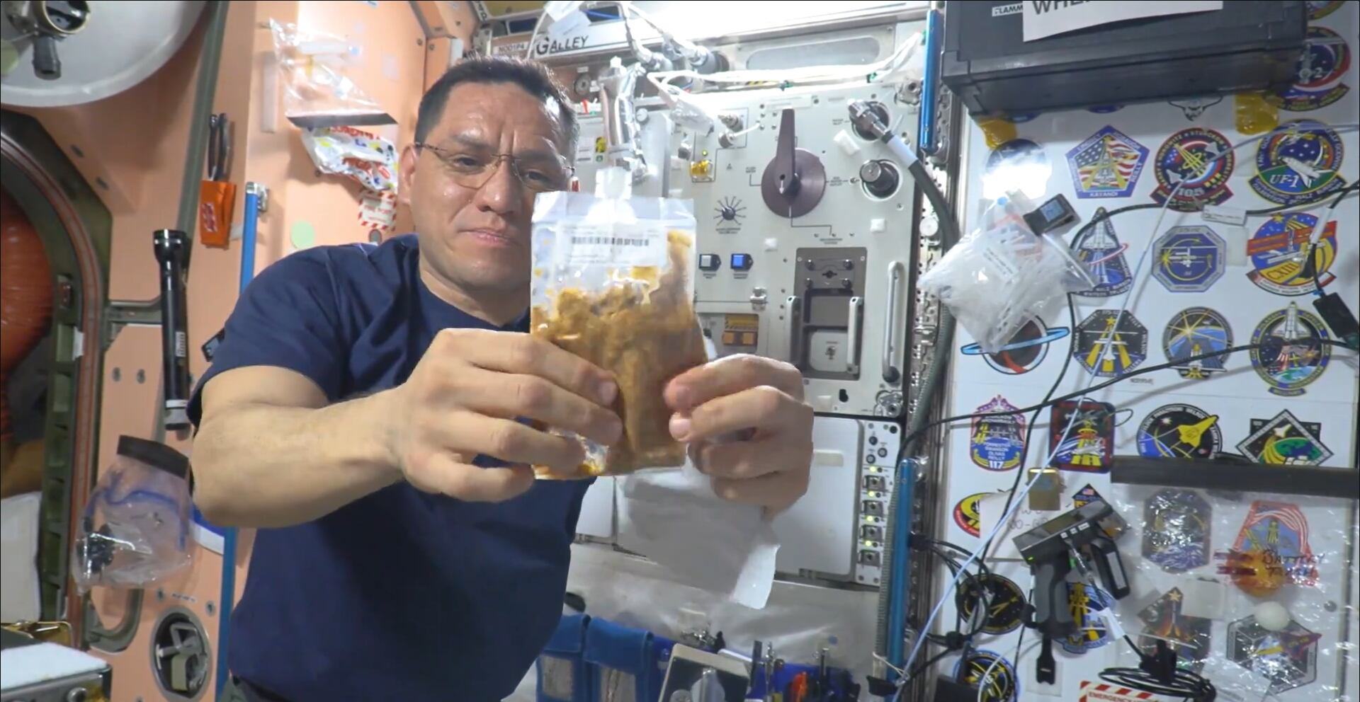 Los alimentos cuenta con una bolsa especial que los protege de la radiación.