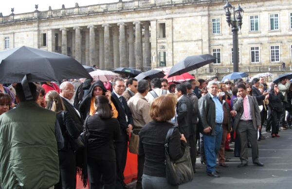 Los manifestantes se reunieron desde las siete de la mañana frente al palacio de Liévano hasta pasadas las diez. 