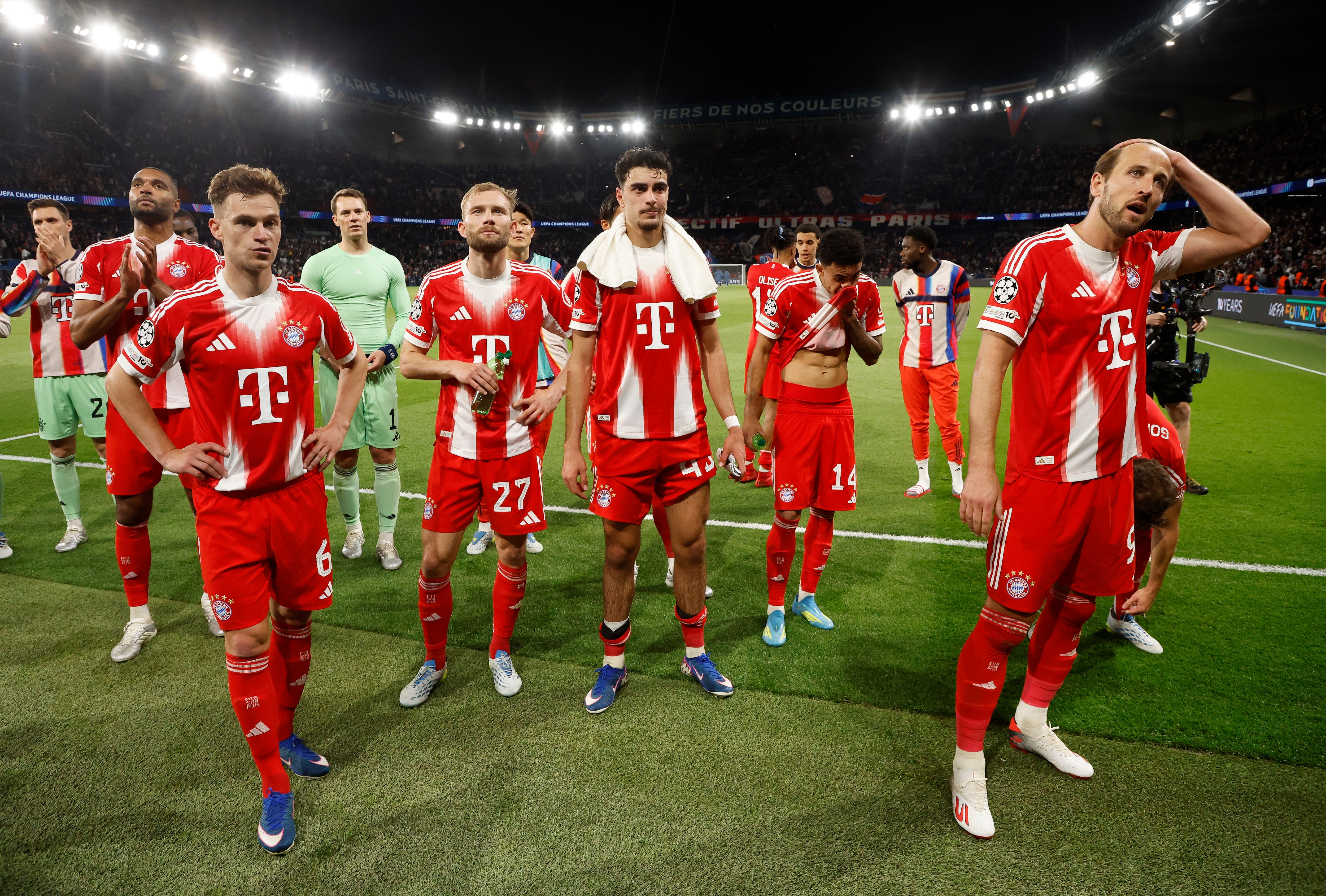 Jonathan Tah, Joshua Kimmich, Manuel Neuer, Konrad Laimer, Aleksandar Pavlovi, Luis Diaz, Harry Kane del Bayern de Múnich saludan a los seguidores tras el partido de ida de la semifinal de la Liga de Campeones de la UEFA 2025/26 entre el Paris Saint-Germain (PSG) y el FC Bayern de Múnich en el estadio Parc des Princes el 28 de abril de 2026 en París, Francia.