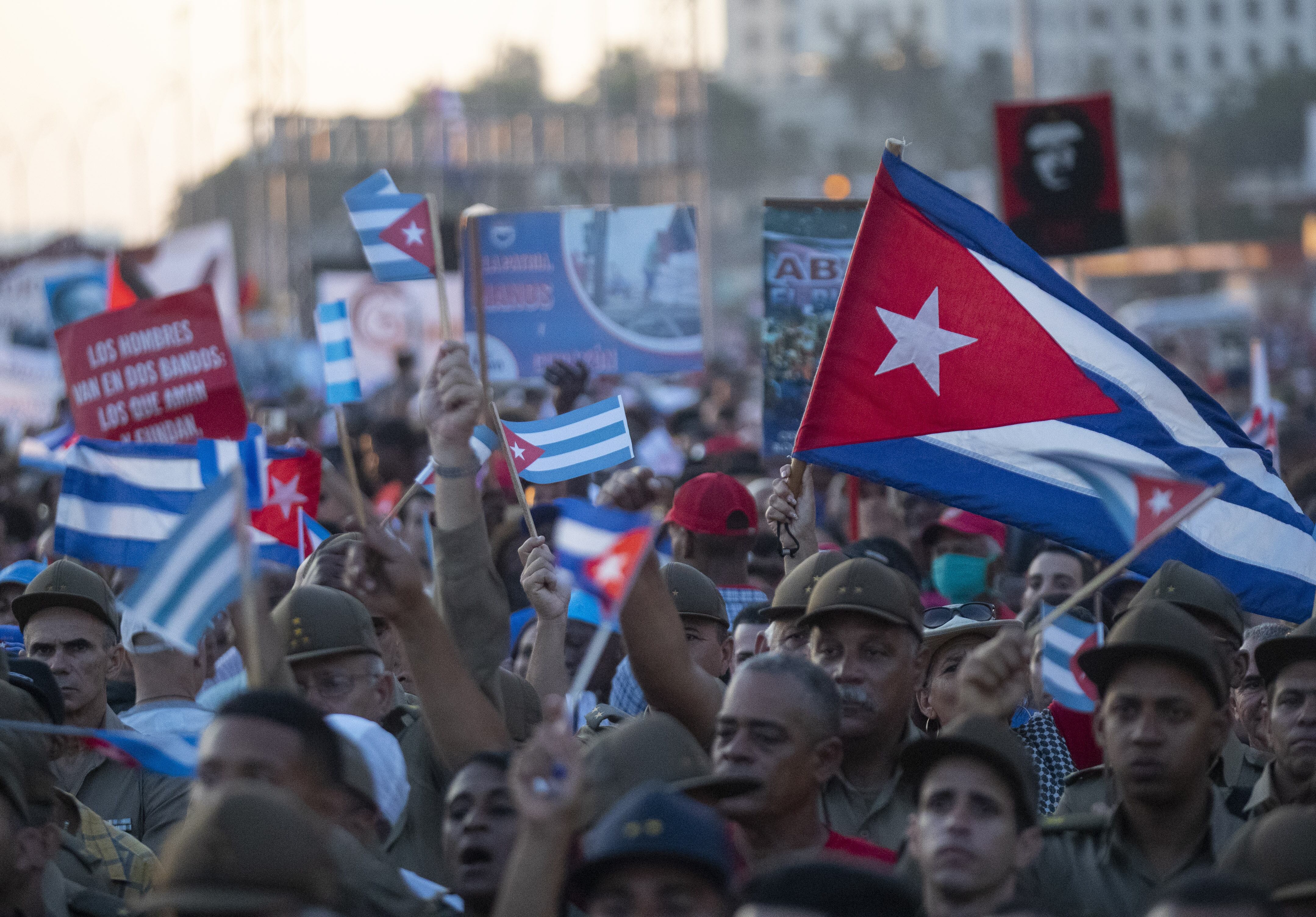 LA HABANA, CUBA - 1 DE MAYO: Personas con banderas se reúnen para conmemorar el Día Internacional del Trabajo en La Habana, Cuba, el 1 de mayo de 2024. (Foto de Yandere Zamora/Anadolu vía Getty Images)