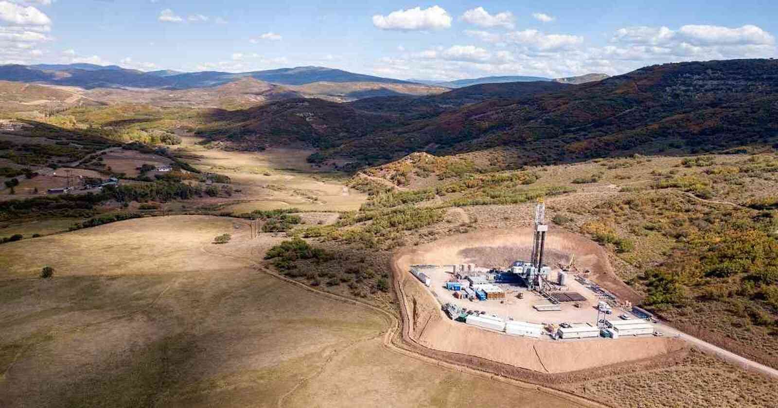 El fracking tiene impactos potenciales conocidos sobre numerosos elementos ambientales que incluyen pero no se limitan a el aire, el agua, el suelo, las rocas, la vegetación, la fauna silvestre, los humanos, y muchos otros