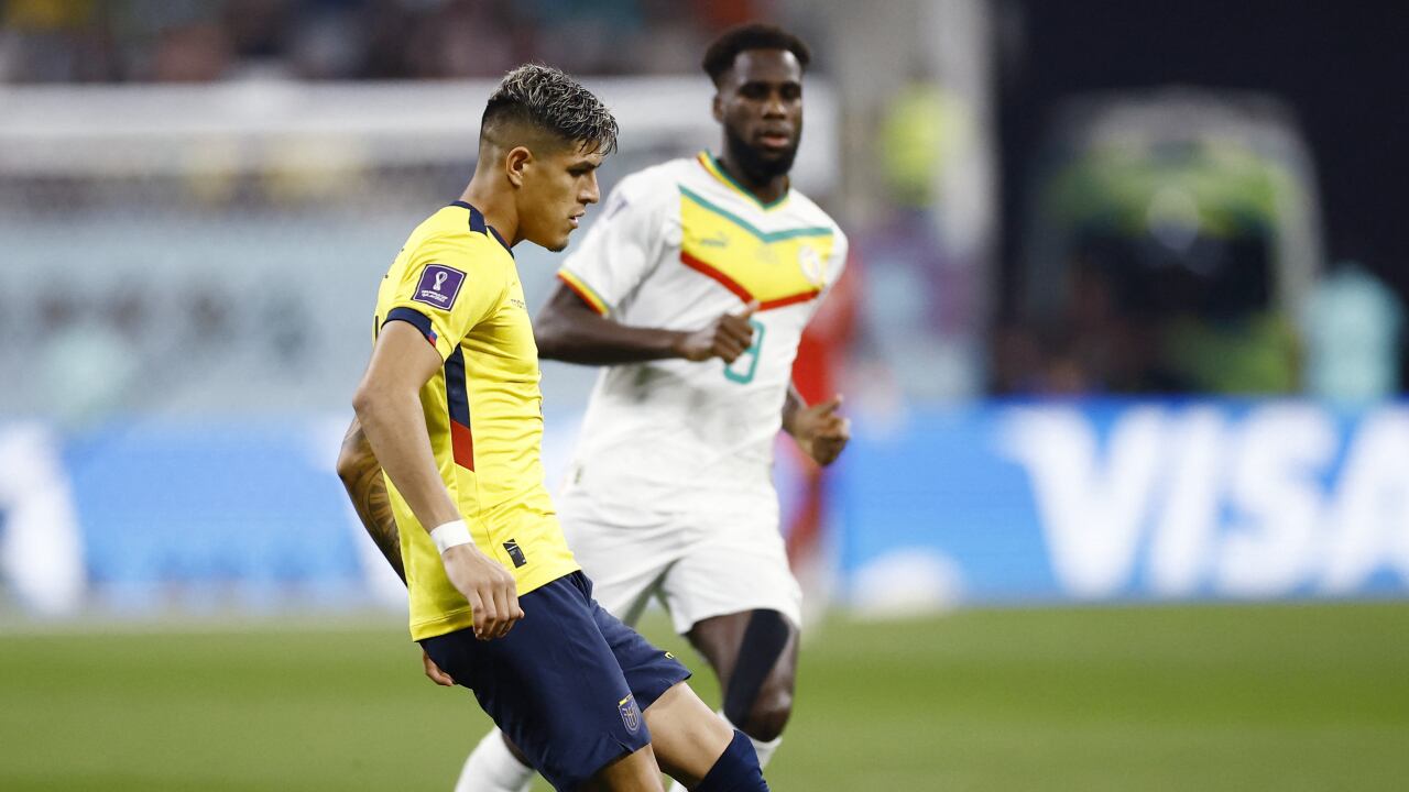 Piero Hincapié durante los primeros minutos del duelo ante Senegal