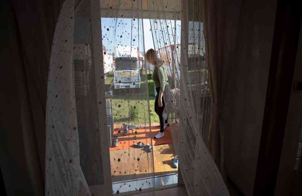 Alessia Vassallo, esposa de Rony, entrenadora de animales y directora del circo Rony Roller, camina fuera de su casa móvil estacionada en las afueras de Roma. AP-Alessandra Tarantino