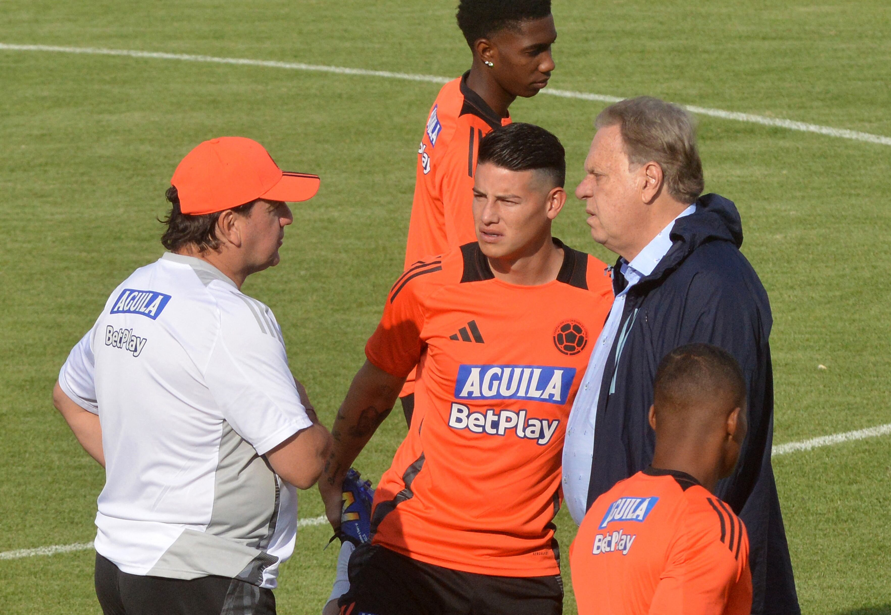 Colombia's Argentine coach Nestor Lorenzo (L) talks to Colombia's midfielder James Rodriguez (C) and Colombian Football Federation President Ramon Jesurun during a training session in Cochabamba, Bolivia, on October 9, 2024, on the eve of their 2026 FIFA World Cup qualifier football match against Bolivia. (Photo by FERNANDO CARTAGENA / AFP)