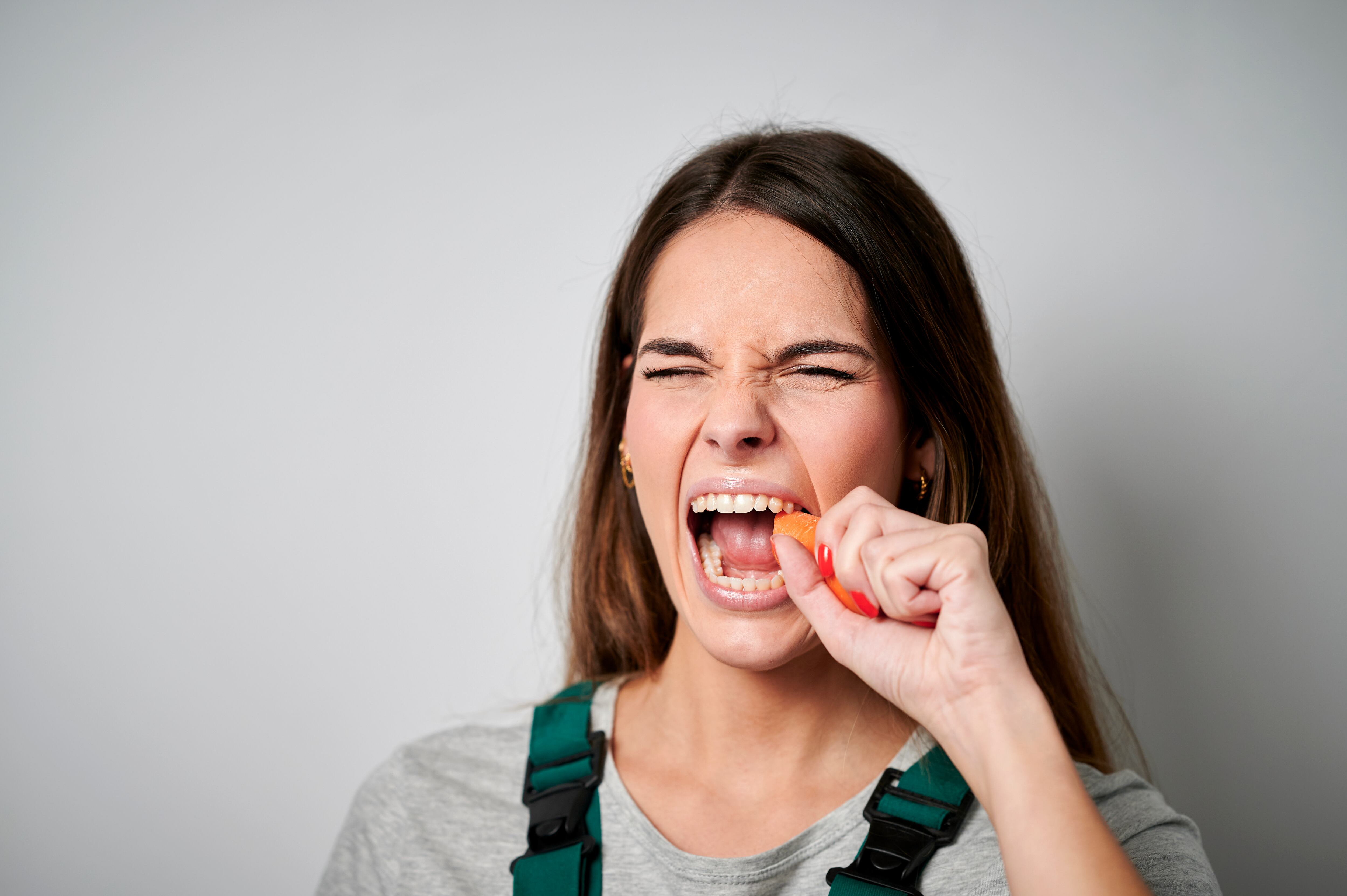No es café ni dulces. Este es el alimento más dañino para los dientes, según dentista