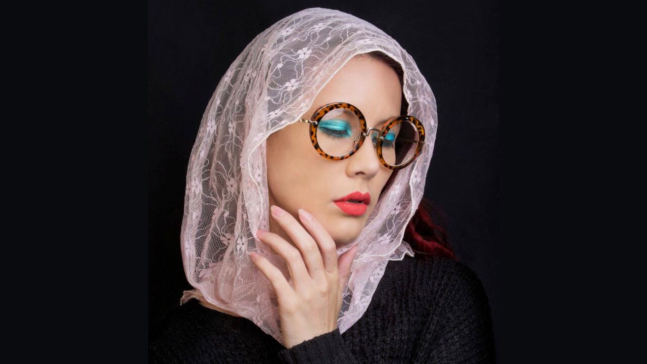 Michelle Rincon estudió Licenciatura en Literatura y Lengua Castellana en la Universidad de Santo Tomás. Desde el 2014 su obra ha sido publicada en varias antologías y poemarios, pero solo fue hasta el 2019 que lanzó su primer libro de poesía y fotografía erótica, ‘Estancia’.