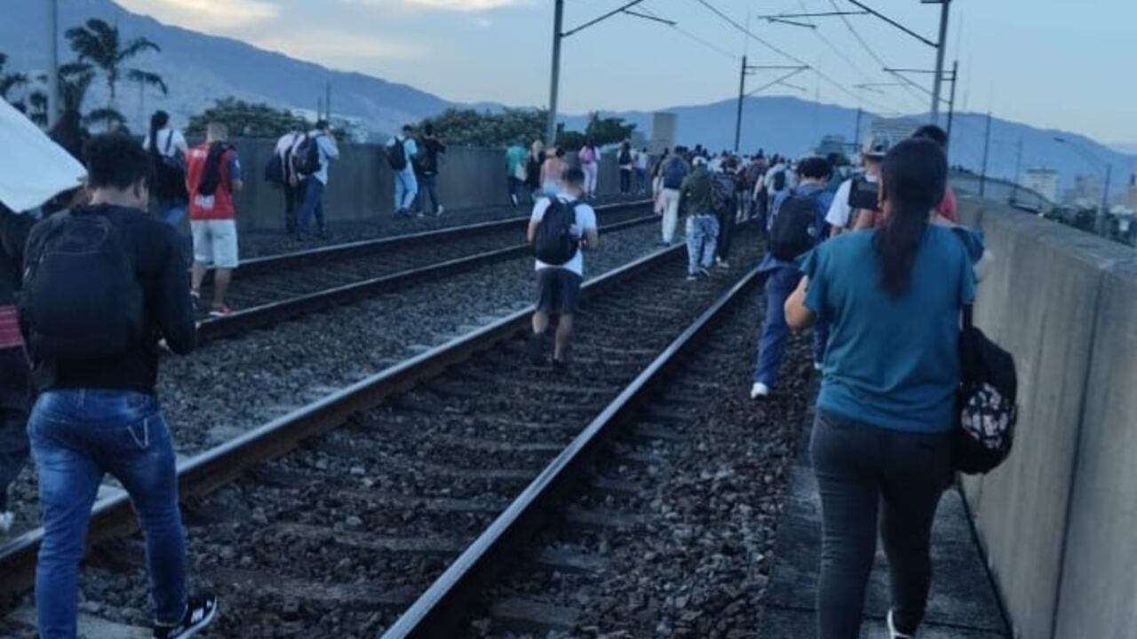 Decenas de personas invadieron la línea férrea del metro de Medellín