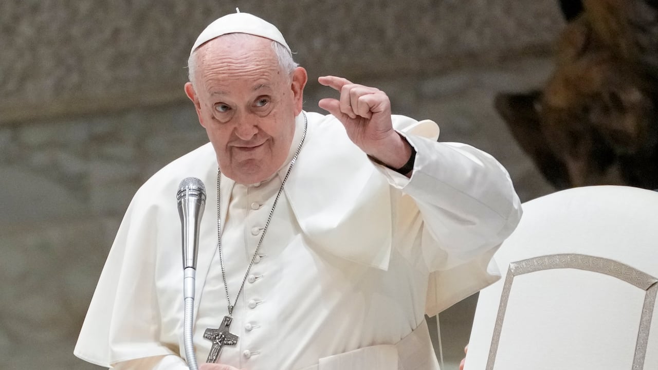 El papa Francisco llega a su audiencia general semanal en el salón Paul VI, en el Vaticano, el 30 de agosto de 2023. (AP Foto/Andrew Medichini)