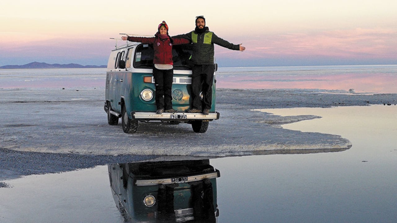 En el Salar de Uyuni (Bolivia), Ana y Ángel se regocijaron ante el mayor espejo de cielo del mundo, con sus 11 mil kilómetros cuadrados de sal.