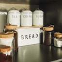 En la cocina y, en general, en el hogar se le pueden dar múltiples usos a los frascos de vidrio de café.