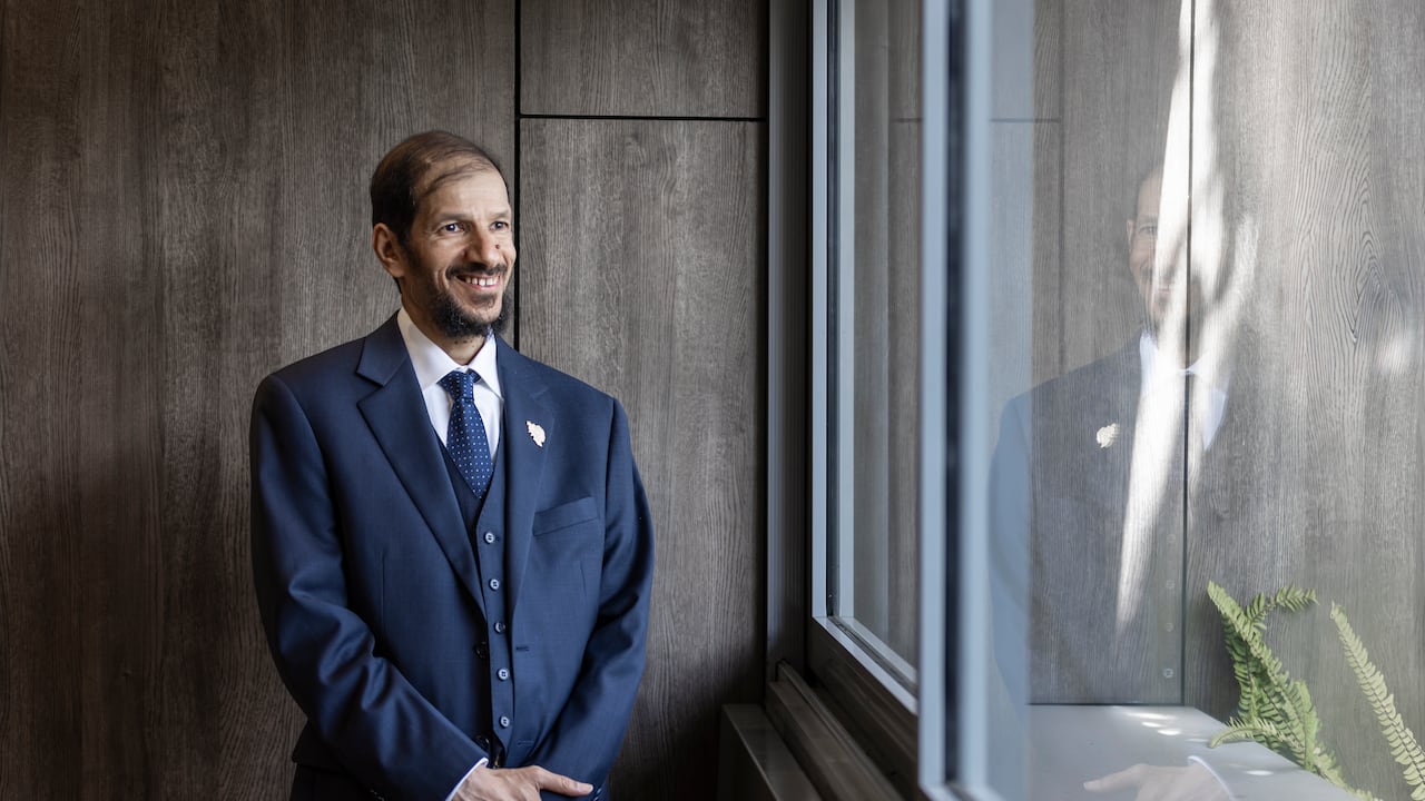 Mansour Abdullah Al Mansour, ganador del Global Teacher Prize 2025.