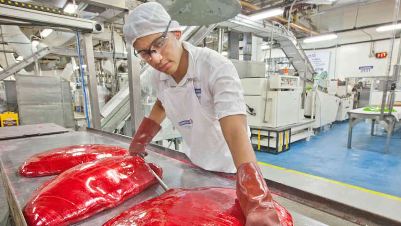 Muchos de los dulces todavía son mezclados y preparados a mano por los trabajadores de Colombina.