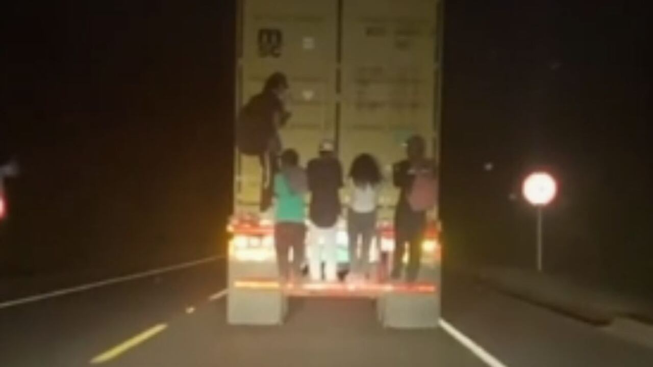 Cinco personas, al parecer de una misma familia, se colgaron de un camión para transportarse por las carreteras de Antioquia.