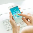 Estambul, Turquía - 20 de marzo de 2016: Mujer mirando aplicaciones de redes sociales en un nuevo Apple iPhone 6s blanco, diseñado y desarrollado por Apple inc. y fue lanzado el 9 de septiembre de 2015.