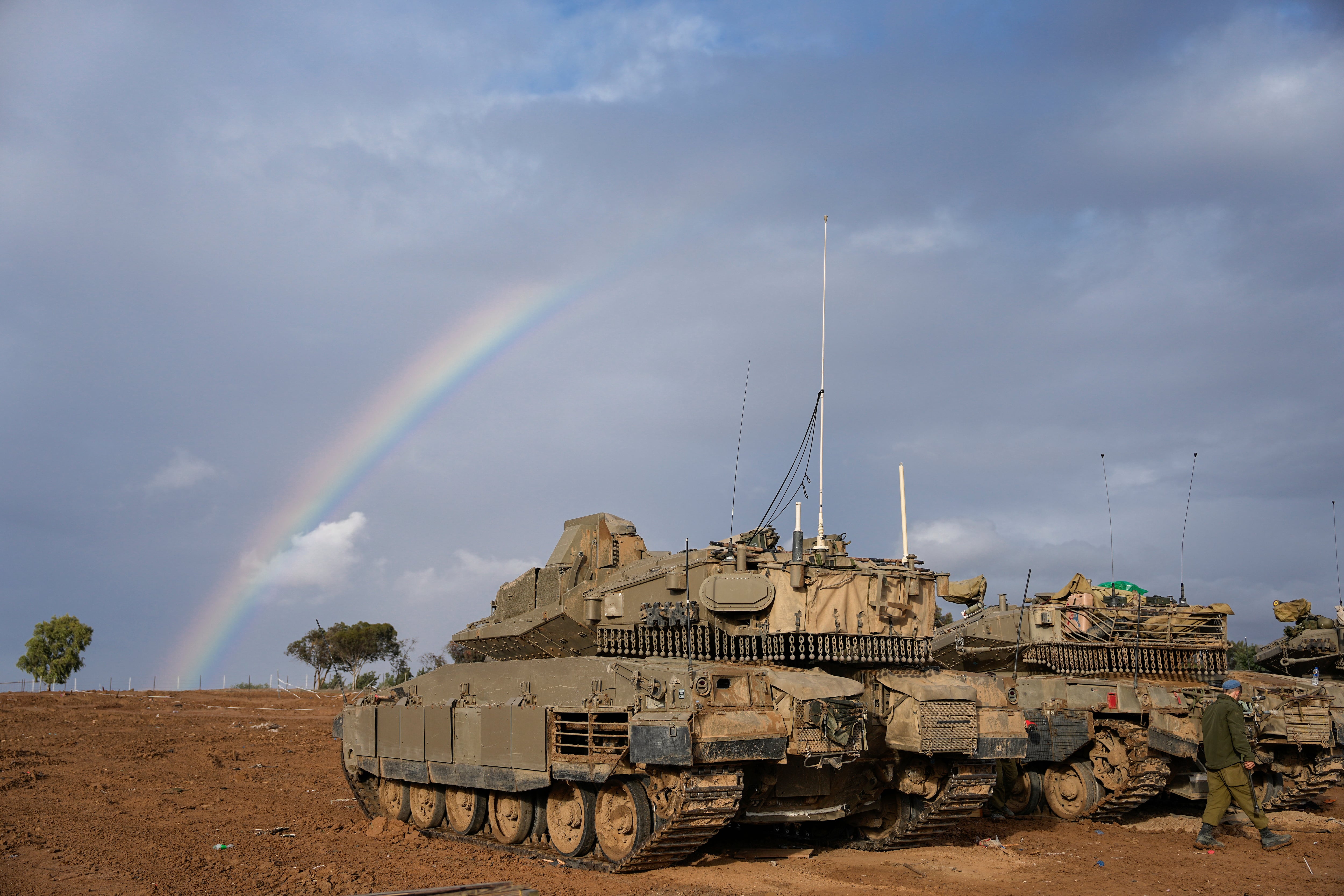 Se cree que Hamás aún retiene a unas 150 personas, suficientes para alargar el cese el fuego unas dos semanas más según los términos actuales de entregar a 10 diarias. Pero se espera que pida más a cambio de los soldados israelíes y probablemente reclamaría la liberación de prisioneros palestinos condenados por ataques mortales.