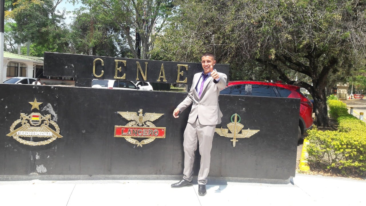 Pasó de ser ayudante de construcción a oficial del Ejército Nacional