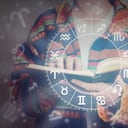 Joven leyendo un libro de astrología. Concepto de lectura de astrología y horóscopo.