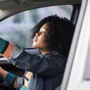 Es importante observar que antes de estacionar no haya ninguna persona u objeto detrás.