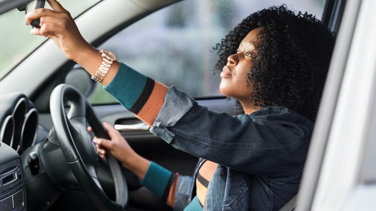 Es importante observar que antes de estacionar no haya ninguna persona u objeto detrás.