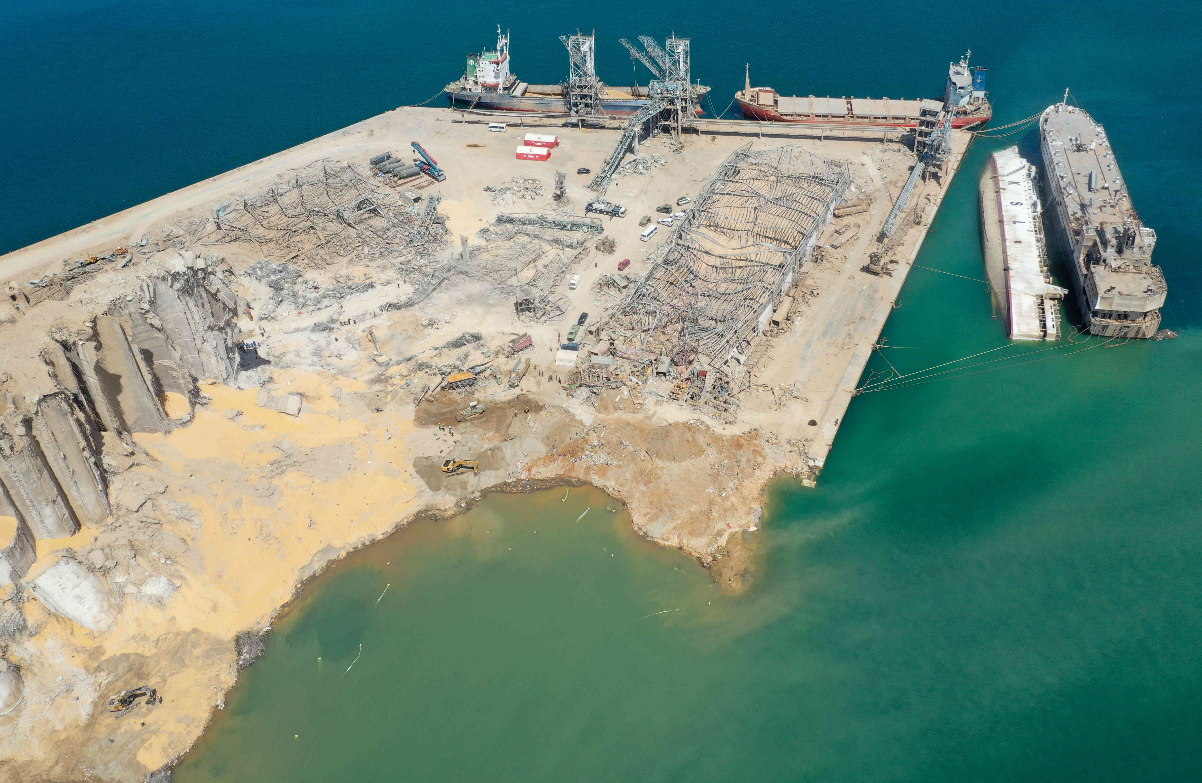 Casi una semana después de la explosión que provocó al menos 158 muertos y 6.000 heridos, las autoridades libanesas acusadas de corrupción e incompetencia por la ciudadanía aún no respondieron con claridad a la pregunta que se hace todo el mundo: ¿por qué una enorme cantidad de nitrato de amonio se encontraba almacenada en el puerto, en medio de la capital libanesa? - Foto: AFP