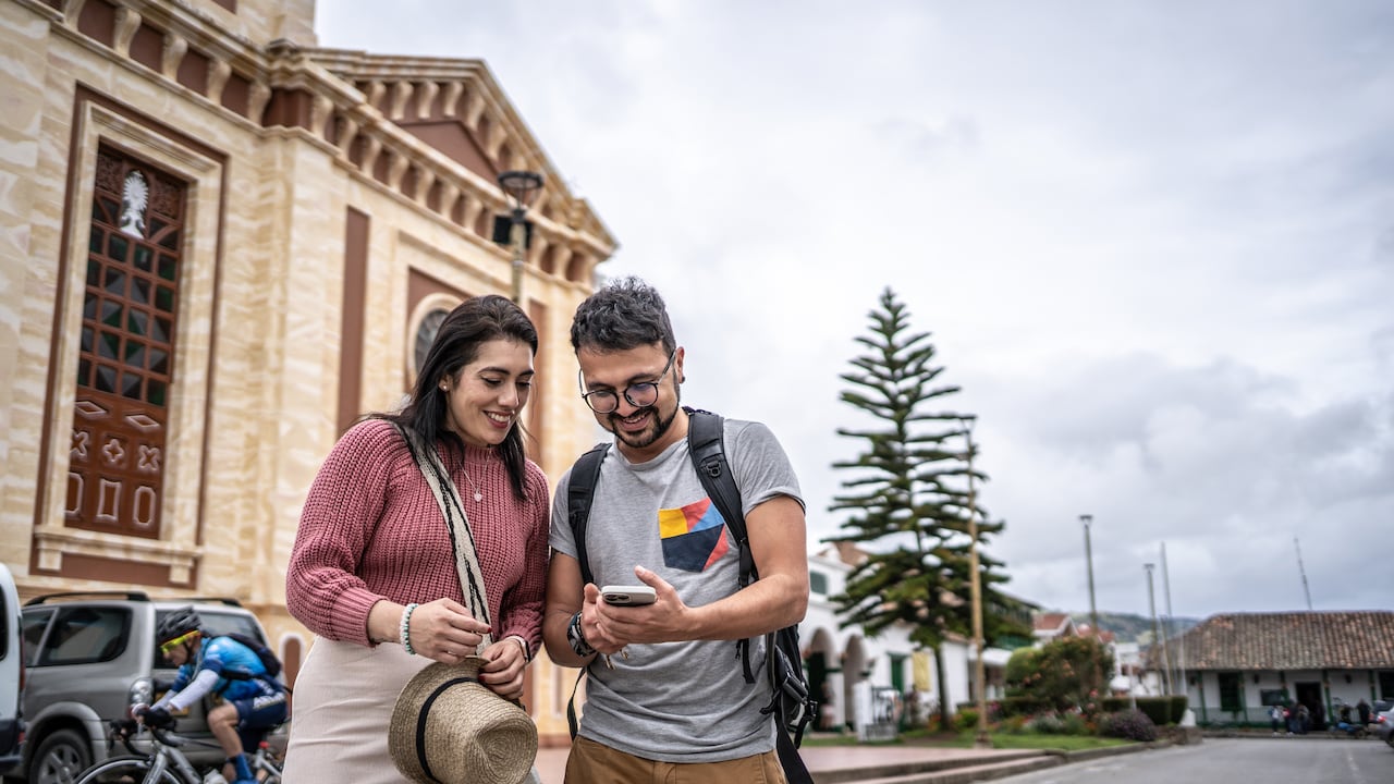 Turistas usando teléfono móvil en Boyacá, Colombia