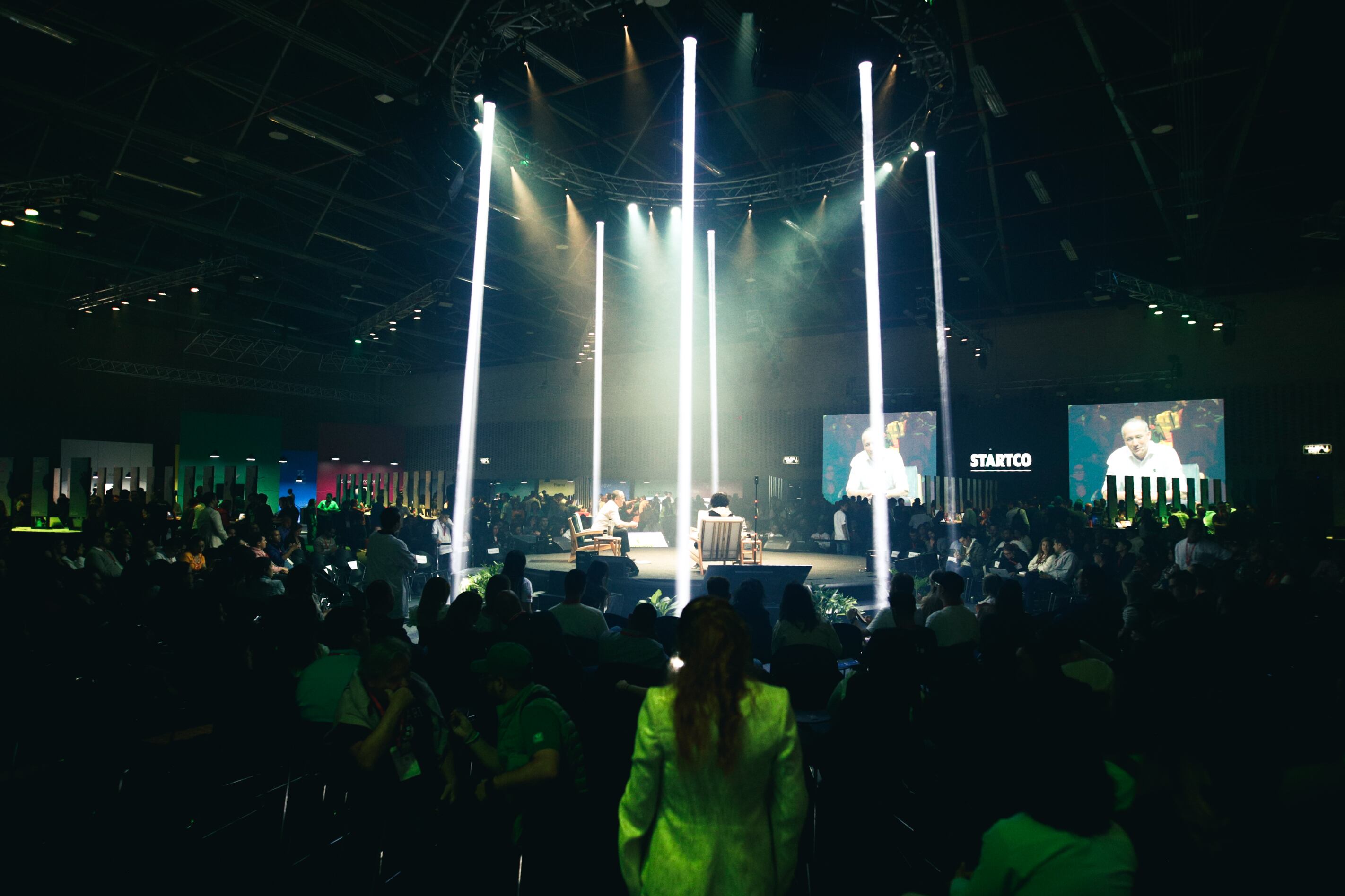 Una vez elegidos, solo 10 emprendedores suben al escenario y exponen sus negocios a un grupo de posibles inversionistas.