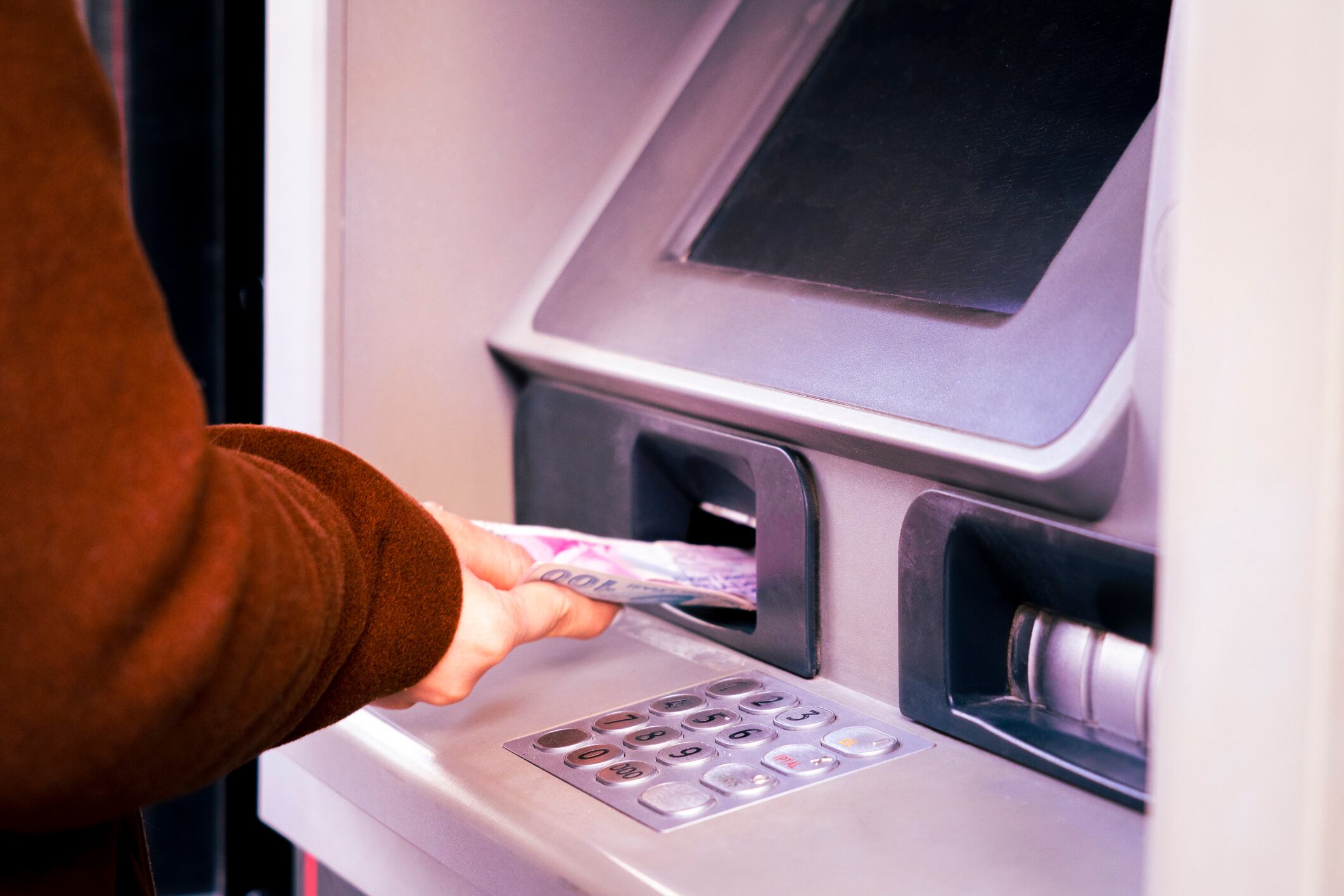 Los delincuentes suelen aprovechar momentos de distracción, y contar el dinero en público es una oportunidad que no requiere mucho esfuerzo para ellos.