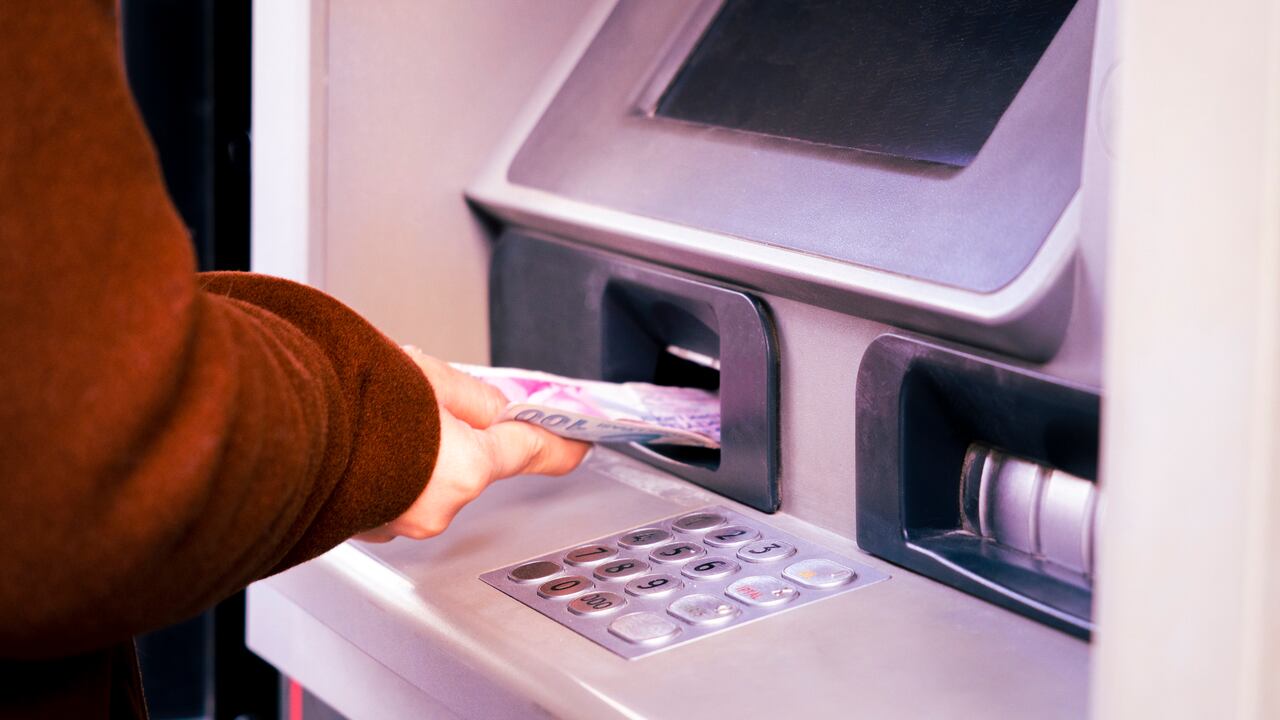 Los delincuentes suelen aprovechar momentos de distracción, y contar el dinero en público es una oportunidad que no requiere mucho esfuerzo para ellos.