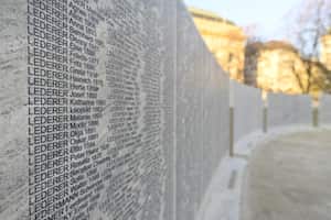 The Shoah Name Wall Memorial en Viena,
con motivo de su inauguración el 9 de noviembre de 2021. Los nombres de 64.440 judíos austriacos asesinados durante la era nazi están inscritos en 160 elementos de piedra.
HERBERT NEUBAUER / APA / AFP