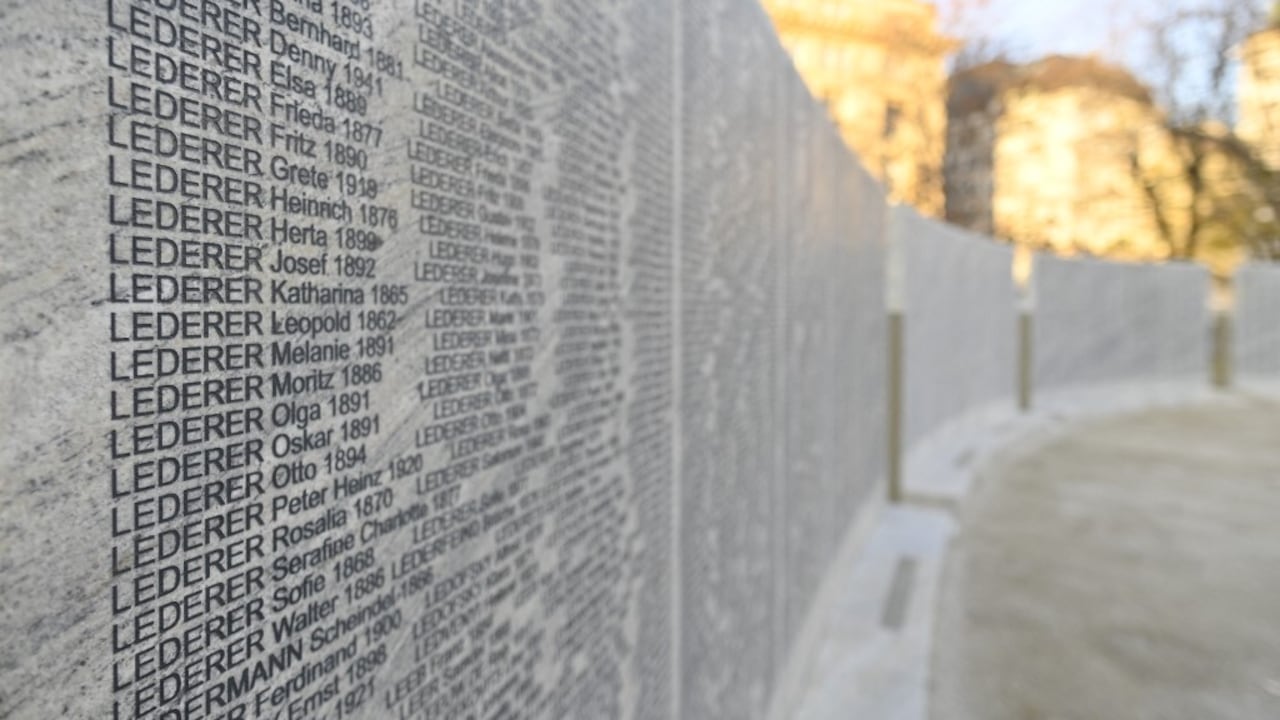 The Shoah Name Wall Memorial en Viena,
con motivo de su inauguración el 9 de noviembre de 2021. Los nombres de 64.440 judíos austriacos asesinados durante la era nazi están inscritos en 160 elementos de piedra.
HERBERT NEUBAUER / APA / AFP