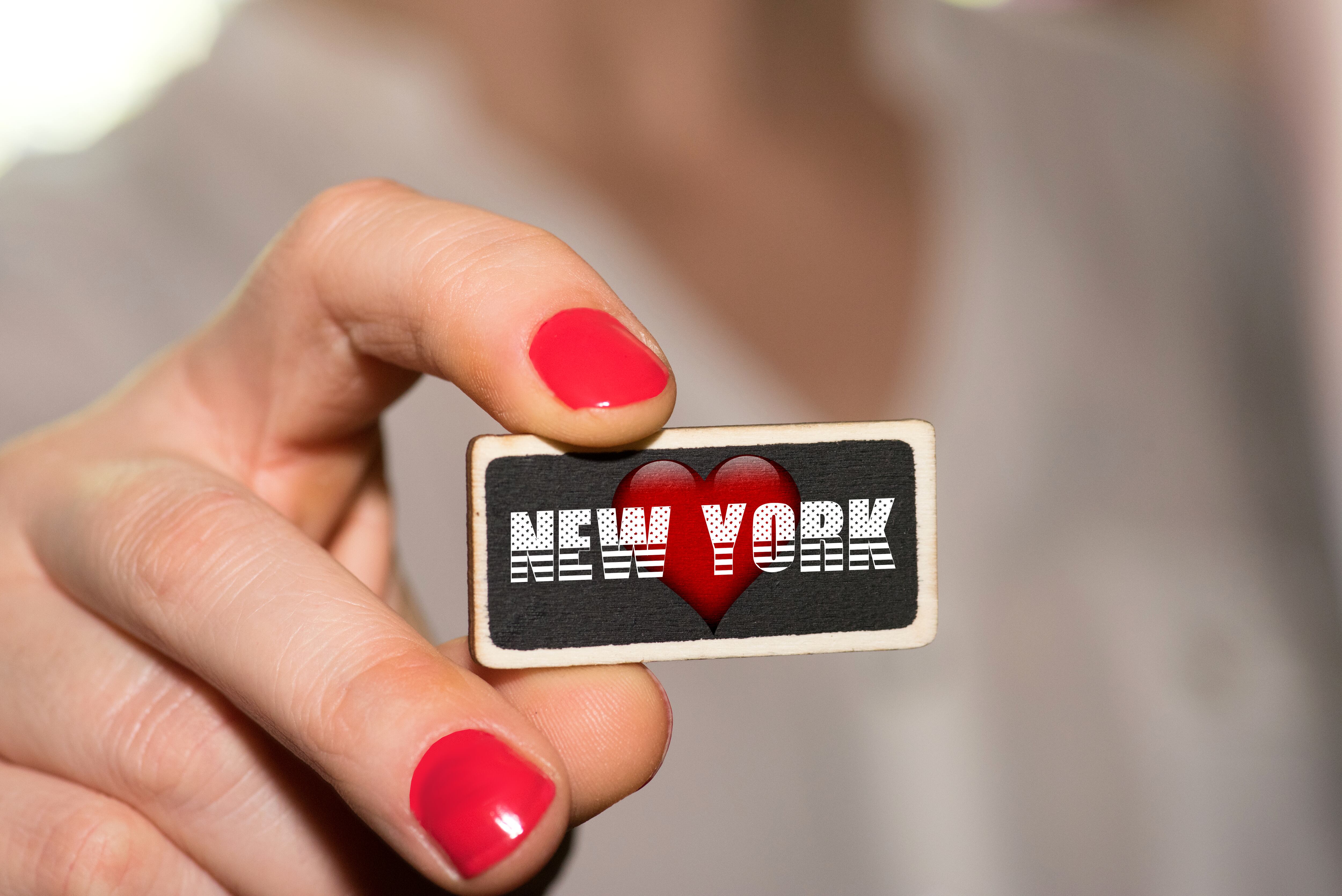 Usuarios de Nueva York esperan para recibir su tarjeta OMNY gratuita en un Centro de Atención al Cliente de la MTA