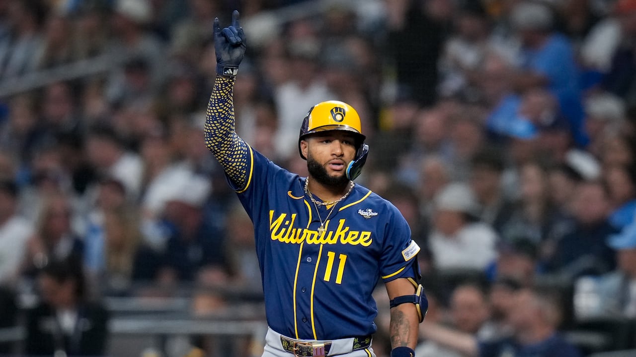 Jackson Chourio, figura del juego 3 en la Serie Mundial para los Milwaukee Brewers