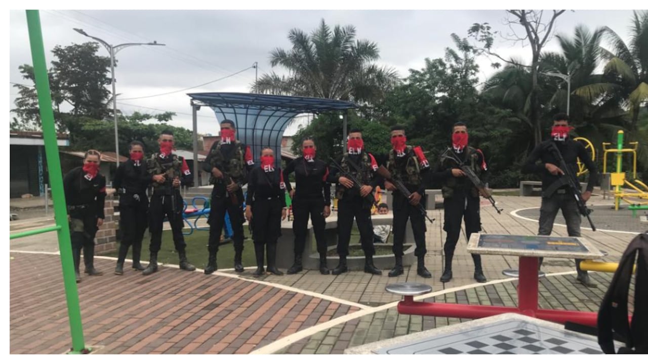Guerrilleros del ELN en el corregimiento Versalles, en Tibú, en Norte de Santander
