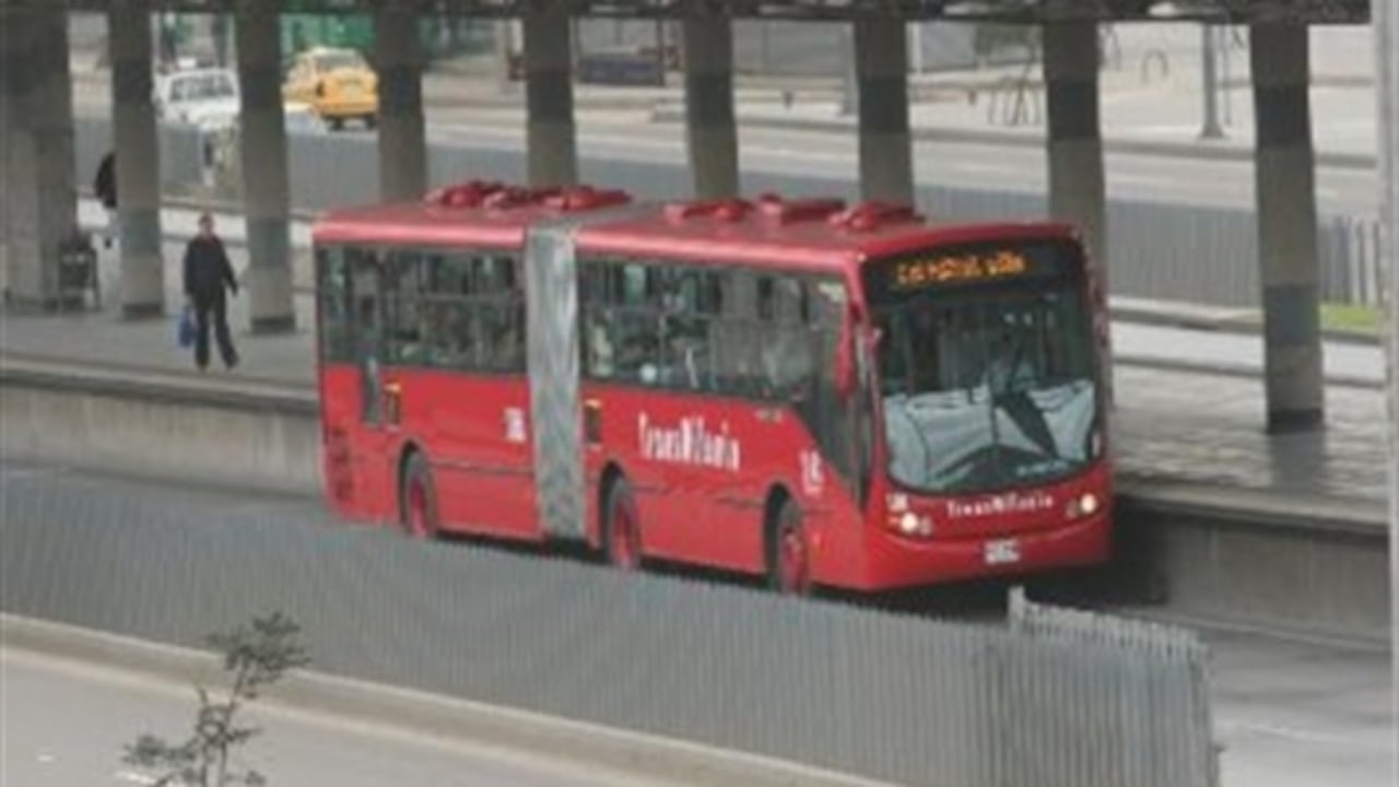 Transmilenio cuenta con un parque automotor de 1.229 buses troncales y con 1.195 buses en servicio, en los que se transportaron 120,9 millones de pasajeros en el período julio-septiembre de 2010.