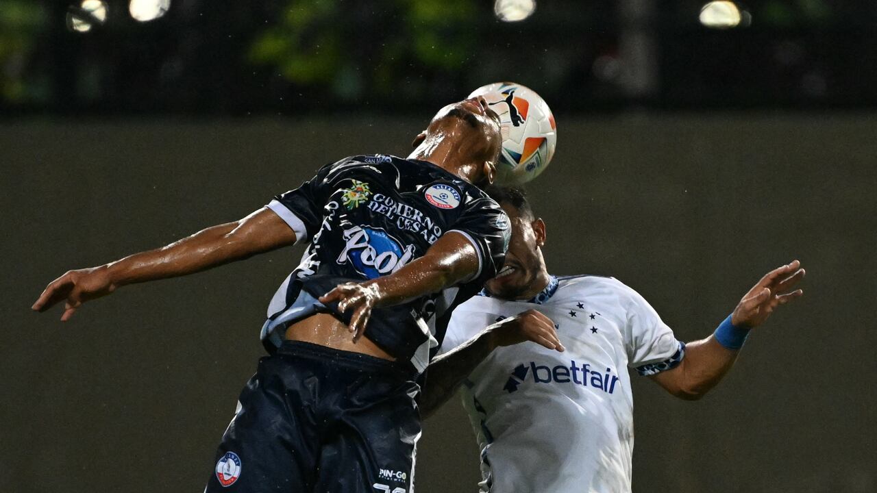 Alianza's forward Mayer Gil (L) and Cruzeiro's defender William jump for the ball during the Copa Sudamericana group stage second leg football match between Colombia's Alianza FC and Brazil's Cruzeiro at the Armando Maestre Pavajeau Stadium in Valledupar, Colombia, on May 7, 2024. (Photo by Luis ACOSTA / AFP)