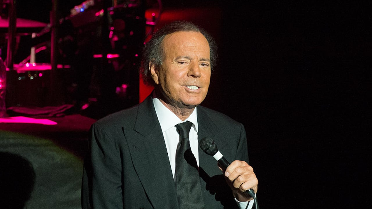 Julio Iglesias fue acusado de agresión sexual por dos exempleadas.