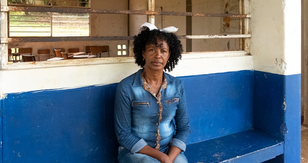 Para evitar más niños víctimas del conflicto armado una maestra de María La Baja (Bolívar), trasladó el colegio a una zona rural como ejemplo de resiliencia.