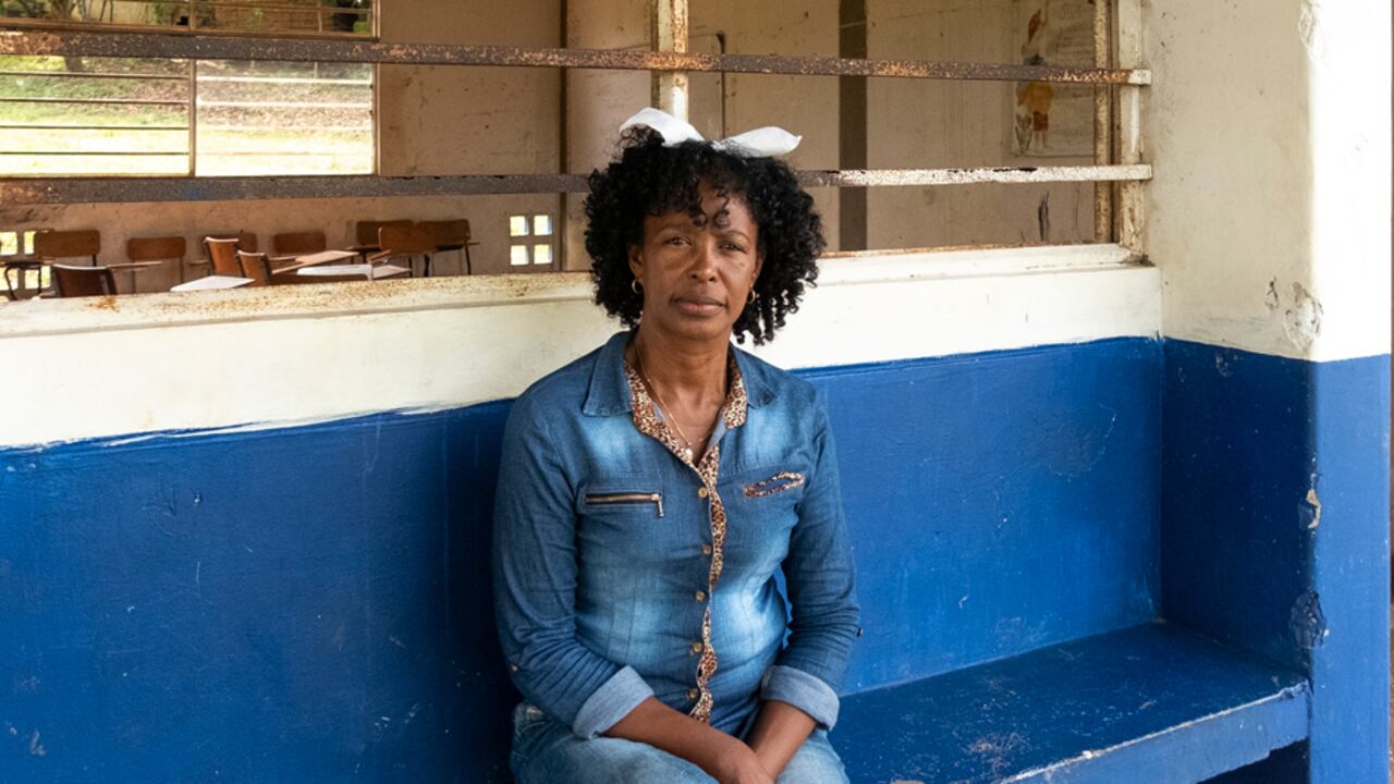 Para evitar más niños víctimas del conflicto armado una maestra de María La Baja (Bolívar), trasladó el colegio a una zona rural como ejemplo de resiliencia.