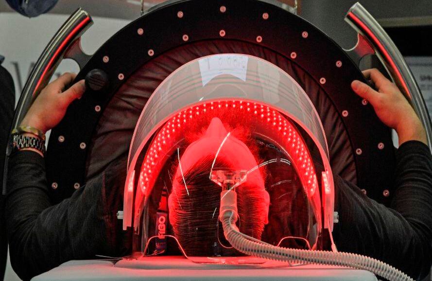 4 de abril - Un hombre dentro de una maquina rejuvenecedora en la feria de fitness más grande del mundo FIBO (Fitness and Bodybuilding) en Colonia, Alemania. FOTO:  Martin Meissner / AFP