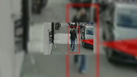 Siendo las 05:03:46 p.m. del día 07-06-2025, en la imagen extraída de un video de cámaras de seguridad, en el cuadro de color rojo se aprecia a alias Gabriela, en Bogotá, en inmediaciones de donde se perpetró el atentado contra el senador y precandidato presidencial Miguel Uribe Turbay